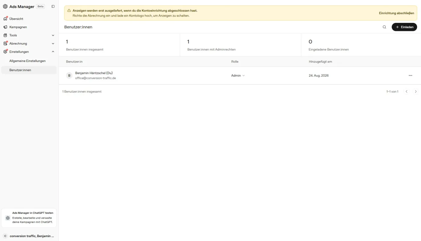 Nutzerverwaltung im OpenAI Ads Manager mit Rollenspalte und Einladen-Schaltfläche, darüber der Hinweis dass Anzeigen erst nach abgeschlossener Kontoeinrichtung ausgeliefert werden