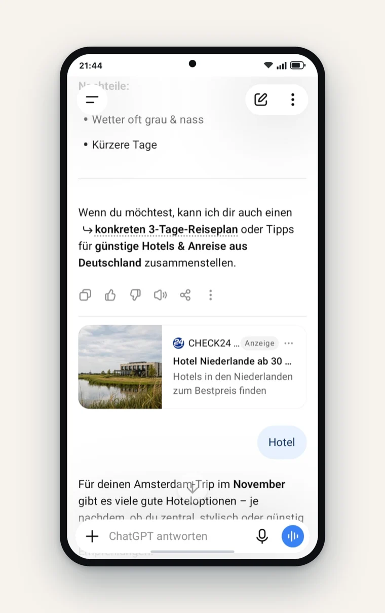 ChatGPT-App auf einem Android-Handy: Nach einer Frage zu einer Amsterdam-Reise erscheint unter der Antwort eine als Anzeige gekennzeichnete Hotel-Einblendung von CHECK24